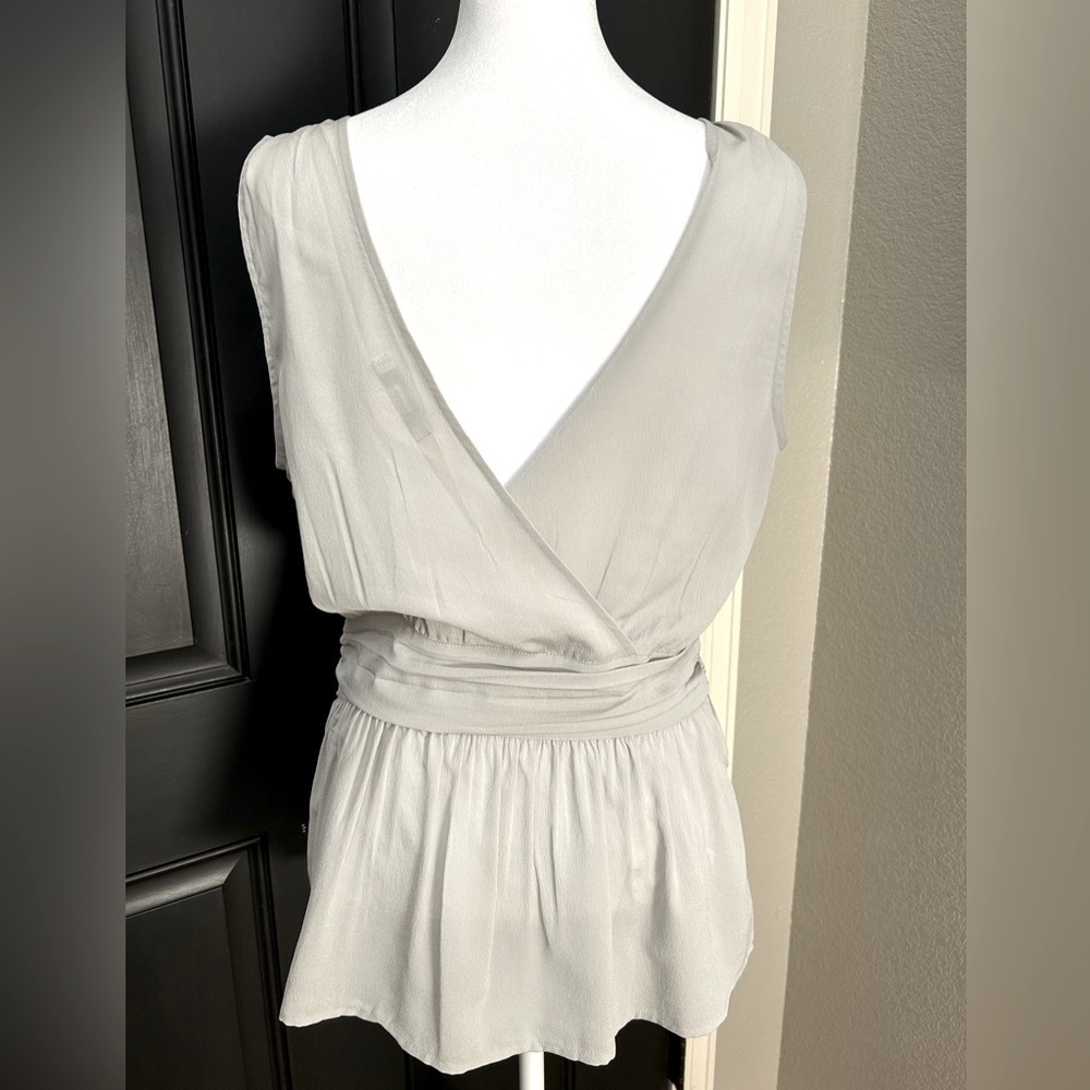 Women’s Banana Republic Gray Sleeveless Cross Front & Back Peplum Top Sz 10 - Picture 2 of 13